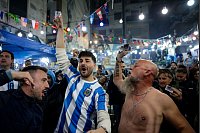 Argentinische und neapolitanische Fans gedenken Fußballidol Diego Armando Maradona mit Chören und Fackeln an seinem Todestag im Quartieri Spagnoli in Neapel. - © Alessandro Garofalo/LaPresse via ZUMA Press/dpa