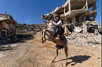 Ein libanesischer Mann reitet auf seinem Pferd durch ein Dorf im Südlibanon. - © Hassan Ammar/AP/dpa