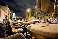 Schnee liegt auf einem Tisch des Restaurant Tambosi am Odeonsplatz in München. - © Felix Hörhager/dpa