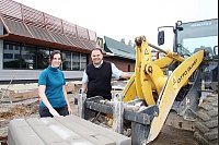 Es geht rasend schnell voran: Vom aktuellen Baufortschritt der neuen McDonald’s-Filiale haben sich gestern Restaurantleiterin Kerstin Maubach und Bezirksleiter Bülent Köse vor Ort ein Bild gemacht.  - © Foto: Becker