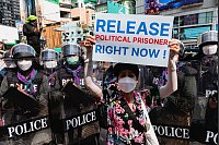 Eine Demonstrantin protestiert vor der Bereitschaftspolizei in Bangkok. - &copy; Varuth Pongsapipatt/SOPA Images via ZUMA Press Wire/dpa