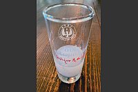 Ein Schuss kaltes Wasser oder ein Eiswürfel - und schon wird der Ouzo milchig. - © Wolfgang Stelljes/dpa-tmn