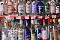 Qual der Wahl: Ouzo ist nicht gleich Ouzo, wie das örtliche Angebot zeigt. - © Wolfgang Stelljes/dpa-tmn