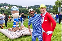 Viele Teilnehmer tragen bunte Kostüme. - © Frank Hammerschmidt/dpa