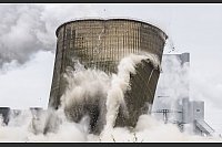 Symbol der Energiegeschichte: Kühlturm des stillgelegten Kraftwerks Boxberg II gesprengt - © Robert Michael/dpa
