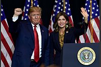 Kristi Noem ist für das Amt der Heimatschutzministerin vorgesehen. - © Susan Walsh/AP/dpa
