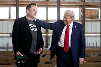 Tech-Milliardär Musk soll der Regierung unter Trump beim Sparen helfen. - © Alex Brandon/AP/dpa
