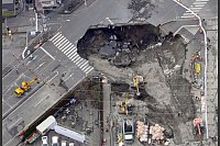 Senkloch an Kreuzung bei Tokio. - © -/kyodo/dpa