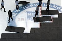 Erst NHL Eishockey - danach NBA Basketball im Madison Square Garden. Arbeiter installieren das Basketballfeld über dem Eis. - © Julia Demaree Nikhinson/AP/dpa