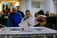 Symbolische Wahl in Istanbul: Unterstützung für Imamoglu nach Verhaftung - © Huseyin Aldemir/AP/dpa