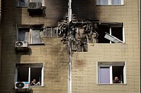 Bewohner blickt aus beschädigtem Haus nach nächtlichem Drohnenangriff in Kiew - © Efrem Lukatsky/AP/dpa
