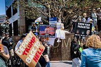 Wütende Demonstranten tragen Schilder und skandieren Slogans aus Protest gegen die Politik von US-Präsident Donald Trump und den Milliardär Elon Musk in Los Angeles. - © Richard Vogel/AP/dpa