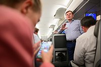 Außenminister Johann Wadephul (CDU) spricht in einem Flugzeug der Flugbereitschaft der Bundeswehr auf dem Weg zu einem informellen Treffen der Nato-Außenminister in der Türkei mit Journalisten und Journalistinnen. - © Sebastian Christoph Gollnow/dpa