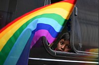 Ein Kind schaut aus einem Busfenster während einer Wahlkampfveranstaltung in Ecuador vor den bevorstehenden Wahlen am 9. Februar. - © Dolores Ochoa/AP/dpa