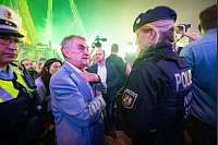 Mehr Polizei, mehr Kontrollen: Wüst und Reul bei Volksfest - © Benjamin Westhoff/dpa