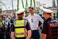 Mehr Polizei, mehr Kontrollen: Wüst und Reul bei Volksfest - © Ralph Sondermann/Land NRW/dpa