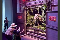 Große und kleine Besucher können beim Rundgang auch teilweise mit den Animatronic-Sauriern interagieren. - © Carola Frentzen/dpa-tmn