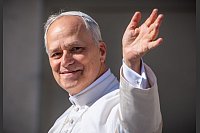 Papst Leo XIV. winkt bei seiner Amtseinführung - © Michael Kappeler/dpa