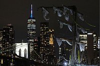 Die New Yorker Skyline und die Brooklyn Bridge sind in einem der gebrochenen Masten der Cuauhtemoc zu sehen. Das Schulschiff der mexikanischen Marine liegt nach einer Kollision mit der Brooklyn Bridge mit drei gebrochenen Masten in New York. - © Yuki Iwamura/AP/dpa