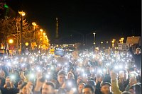 Teilnehmer einer Kundgebung gegen die Migrationspläne von Union und AfD halten vor der CDU-Bundesgeschäftsstelle ihr Handys in die Höhe. - © Christoph Soeder/dpa
