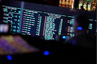 Die Wettquoten für den Super Bowl LIX werden auf Monitoren im Circa Resort und Casino in Las Vegas angezeigt. - © John Locher/AP/dpa