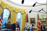 US-Präsident Donald Trump spricht mit Reportern, während er im Oval Office des Weißen Hauses Anordnungen unterzeichnet. - © Evan Vucci/AP/dpa