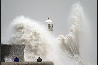 In der Strandpromenade in Porthcawl in Wales gab es bereits am Samstag große Wellen. - © Ben Birchall/PA Wire/dpa