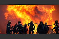 Der Kampf gegen die Flammen läuft den dritten Tag in Folge. - © Pantelis Fykaris/Politischios.gr via AP/dpa