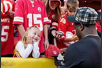 Schwer verliebt - so sieht dieser junge Fan der Kansas City Chiefs aus, als er ein Autogramm von Linebacker Willie Gay Jr. bekommt. - © Ed Zurga/AP/dpa