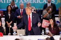 Trump trifft sich mit Wählerinnen und Wählern, die lateinamerikanische Wurzeln haben. (Archivbild) - © Lynne Sladky/AP/dpa