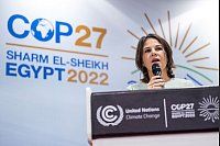 Annalena Baerbock spricht beim UN-Klimagipfel COP27 auf einer Konferenz. - © Christophe Gateau/dpa