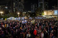 Menschen versammeln sich auf dem so genannten Geiselplatz in Tel Aviv - Stunden, nachdem die Leichen von vier israelischen Geiseln von militanten palästinensischen Gruppen in Gaza an Israel übergeben wurden. - © Oded Balilty/AP/dpa
