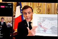 Frankreichs Präsident Emmanuel Macron ist auf einer Instagram-Seite zu sehen, während er sich von seinem Büro in Paris aus live an die Internetnutzer zur Lage in der Ukraine wendet. - © Ludovic Marin/AFP/dpa