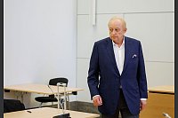 Alfons Schuhbeck kommt vor Prozessbeginn als Angeklagter in den Gerichtssaal im Landgericht M&uuml;nchen I. - &copy; Matthias Balk/dpa