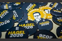 Um den Spitzenkandidaten herrscht derzeit eine regelrechte Euphorie. - © Stefan Puchner/dpa