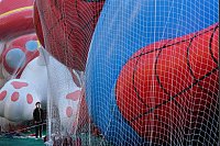 Ein Mann blickt auf die Ballons, die für die Macy's Thanksgiving Day Parade in New York vorbereitet werden. - © Seth Wenig/AP/dpa
