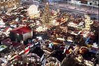 Hell erleuchtet sind die Verkaufsstände auf dem 590. Dresdner Striezelmarkt - © Sebastian Kahnert/dpa