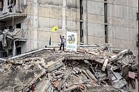 Ein Hisbollah-Anhänger schwenkt eine Flagge in Dahieh im Großraum Beirut nach Beginn der Waffenruhe. - © Sally Hayden/SOPA Images via ZUMA Press Wire/dpa