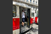 Straßenbahnfahrer unterhalten sich in einer stehenden Straßenbahn miteinander. - © Ptáèek Jan/CTK/dpa