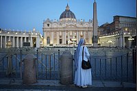 Papst Franziskus gestorben: Eine Nonne steht im Vatikan auf dem Petersplatz vor der Beerdigung von Papst Franziskus. - © Emilio Morenatti/AP/dpa