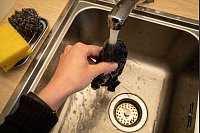 Schritt 4: Die Strumpfhose aus dem Gefrierfach nehmen und unter warmen Wasser auftauen und durchkneten. - © Christin Klose/dpa-tmn