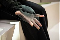 Zum Vergleich: Die unbehandelte Strumpfhose reißt bei ähnlicher Belastung ein. - © Christin Klose/dpa-tmn