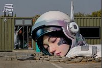 Keine Pause für Chinas Raumfahrtprogramm: Skulptur einer schlafenden chinesischen Astronautin in Peking. - © Andy Wong/AP