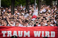Mit Schlachtrufen näherten sich die Fans dem Stadion. - © Christoph Soeder/dpa