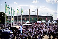 Beide Fangruppen kamen am späten Nachmittag am Olympiastadion an. - © Christoph Soeder/dpa