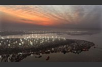Maha-Kumbh-Festival in Indien - Hinduistische Gläubige versammeln sich am Zusammenfluss von Ganges. - © Rajesh Kumar Singh/AP/dpa
