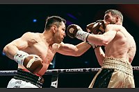 Boxer Felix Sturm (l) trifft seinen Gegner Benjamin Blindert. Der frühere Box-Weltmeister Sturm hat bei seinem Comeback im Alter von 46 Jahren einen ungefährdeten Sieg gefeiert. - © Christoph Schmidt/dpa