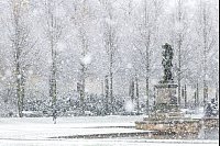 Schnee fällt in dichten Flocken am Hollersee im Bürgerpark in Bremen. - © Sina Schuldt/dpa