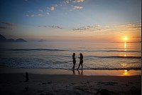 Zwei Frauen stehen am Morgen gegen fünf Uhr bei Sonnenaufgang am Strand der Copacabana in Rio. Wegen dem G20-Gipfel, der derzeit in Rio stattfindet, haben die Bürger der Stadt zwei Tage frei bekommen. - © Kay Nietfeld/dpa