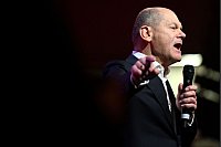 Bundeskanzler Olaf Scholz steht beim Wahlkampfabschluss der SPD in der Westfalenhalle auf der Bühne. - © Fabian Strauch/dpa